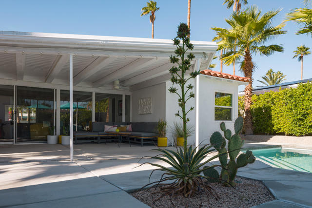 748 N Calle Rolph, Palm Springs CA: https://media.crmls.org/mediaz/9d3cbf4e-1c6c-4be5-b06b-cdda1a76894c.jpg