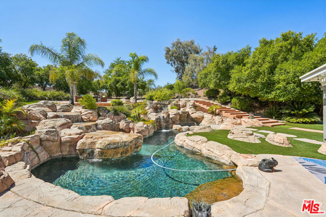 2084 Hopewell Court, Thousand Oaks CA: https://media.crmls.org/mediaz/9d3dd5c4-042b-4ef1-8137-e9b5db0a4a30.jpg