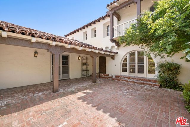 313 S Peck Drive, Beverly Hills CA: https://media.crmls.org/mediaz/9d3dded6-feb0-4c52-bab0-c3104f8a3b58.jpg