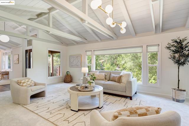 3 Mountain View Pl, Lafayette CA: https://media.crmls.org/mediaz/9d3ece38-43c8-486b-a443-b143d06cfb44.jpg