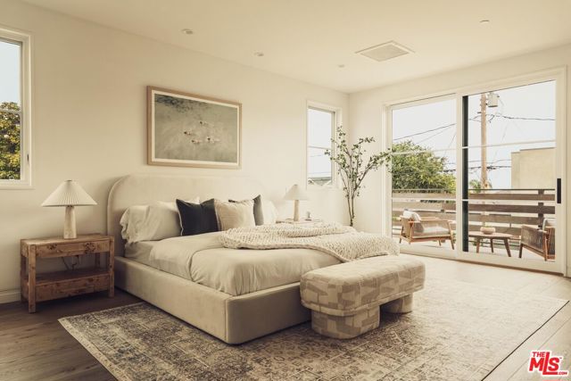 2114 Pier Avenue, Santa Monica CA: https://media.crmls.org/mediaz/9d401fd2-07dd-47cc-8475-ce01957fa129.jpg