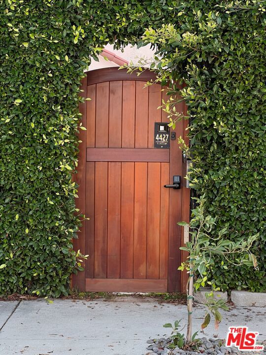 4427 S Wilton Place, Los Angeles CA: https://media.crmls.org/mediaz/9d40a086-00bd-4a69-b83f-befb89ca1abd.jpg