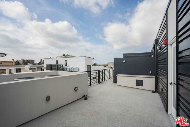 1729 S Barrington Avenue, Los Angeles CA: https://media.crmls.org/mediaz/9d40eaa0-199d-49b9-8628-7d2826d4eb4f.jpg