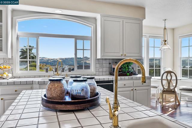 1620 Saint Francis Ct, Benicia CA: https://media.crmls.org/mediaz/9d42fdd9-c56e-429b-8884-c02259196240.jpg