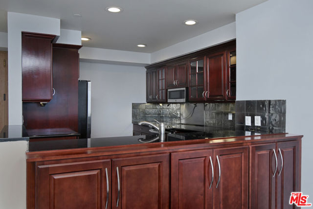 10520 Wilshire Boulevard, Los Angeles CA: https://media.crmls.org/mediaz/9d4507f8-edee-40eb-850c-81d66eb9dd0a.jpg