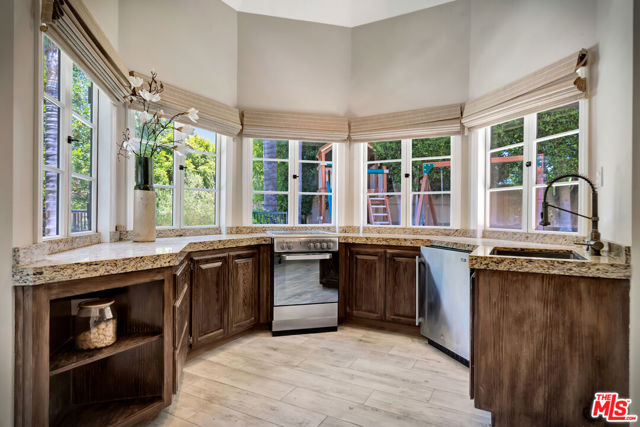 14071 Roblar Road, Sherman Oaks CA: https://media.crmls.org/mediaz/9d4586c8-61b4-409d-87a8-22196c950f6b.jpg