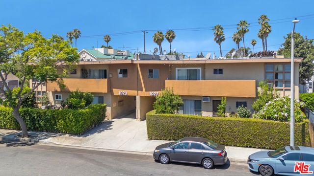 1027 N Sierra Bonita Avenue, West Hollywood CA: https://media.crmls.org/mediaz/9d460a04-7eb9-4318-a947-74ad9a6171e7.jpg