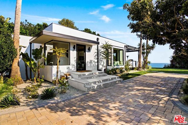 27120 Sea Vista Drive, Malibu CA: https://media.crmls.org/mediaz/9d47c1c9-3068-4c6e-89b1-05576928b1a1.jpg