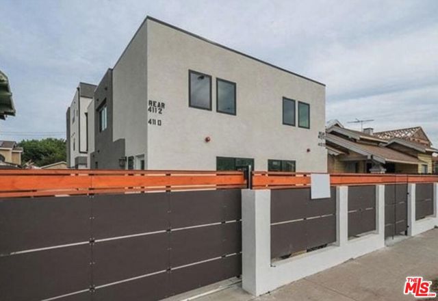 4110 1/2 S Normandie Avenue, Los Angeles CA: https://media.crmls.org/mediaz/9d481f65-b7e6-4015-84de-a8a96e8b88b8.jpg