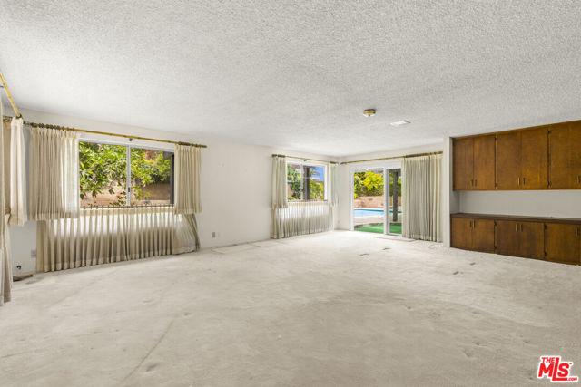1379 Acapulco Avenue, Simi Valley CA: https://media.crmls.org/mediaz/9d48d69f-2b39-4aaa-8b79-124c4f499616.jpg