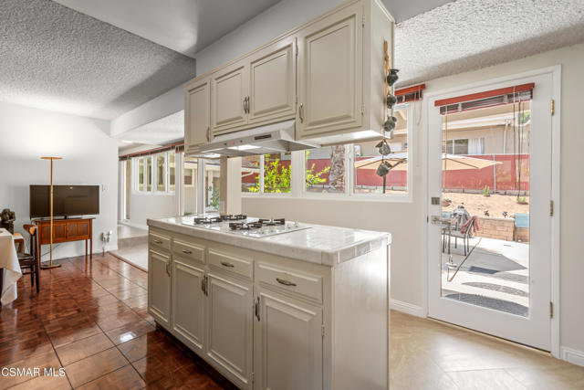 4230 Canoga Avenue, Woodland Hills CA: https://media.crmls.org/mediaz/9d4a20dd-a6bb-42e3-b5a3-3df557bb8117.jpg