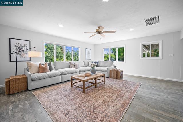 196 Miramonte Rd, Walnut Creek CA: https://media.crmls.org/mediaz/9d4b4da7-51fe-4cb6-9659-39896e332db2.jpg
