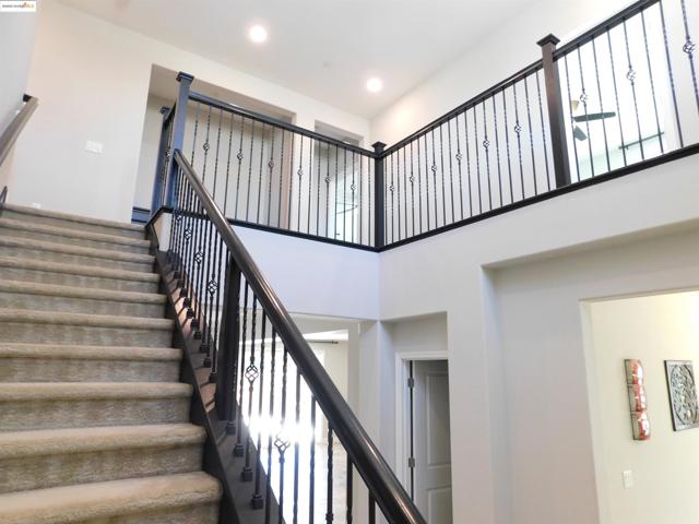 1090 Lavender St, Manteca CA: https://media.crmls.org/mediaz/9d4b6cad-4fe9-4212-a646-b915231b9d63.jpg