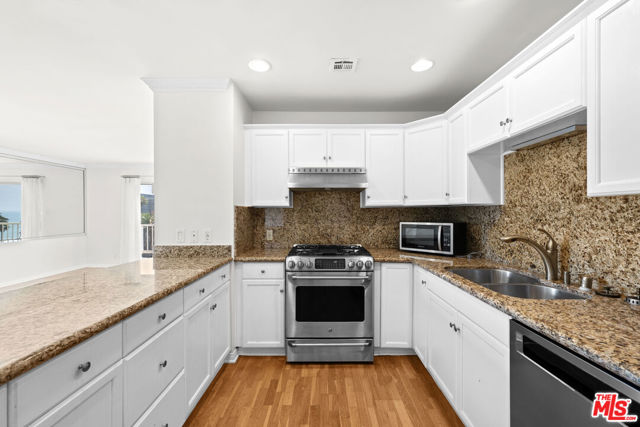 101 California Avenue, Santa Monica CA: https://media.crmls.org/mediaz/9d4b9fc5-22d2-47d2-a0a6-8096298ec949.jpg