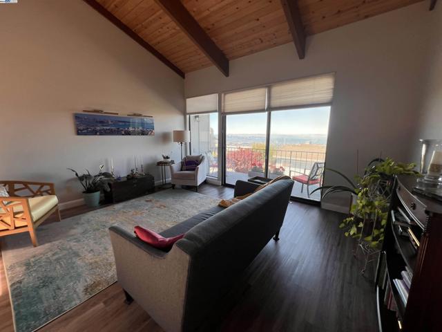 37 Binnacle Hl, Oakland CA: https://media.crmls.org/mediaz/9d4ba47c-db3c-468e-8c0c-e41a8ce052a7.jpg
