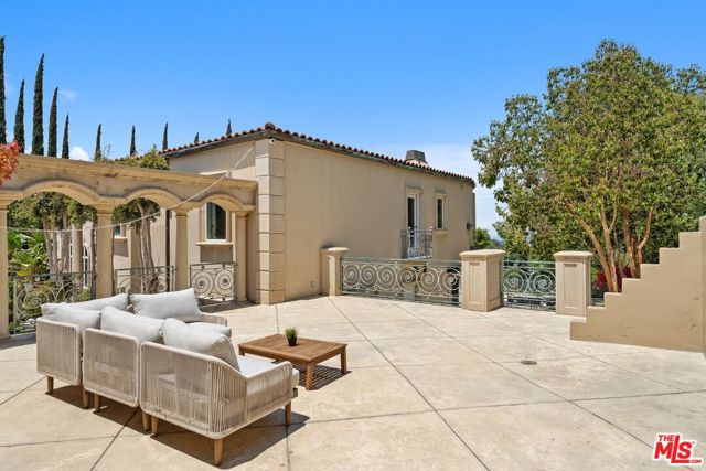 16980 Escalon Drive, Encino CA: https://media.crmls.org/mediaz/9d4bc3cc-91cd-48ce-99e7-2289e50735aa.jpg