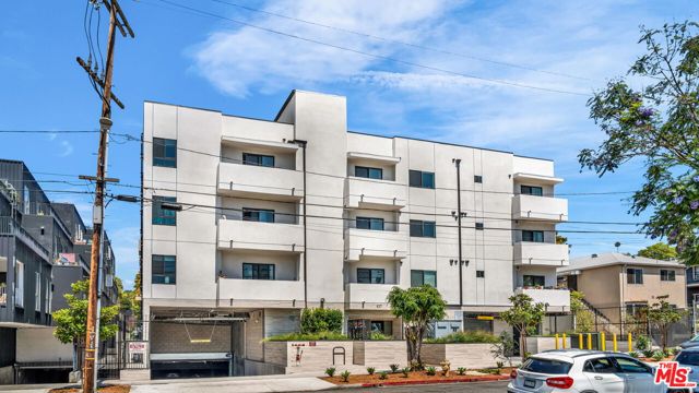 627 N Dillon Street, Los Angeles CA: https://media.crmls.org/mediaz/9d4bf038-8758-4ec8-8eaf-8373d7f8937f.jpg