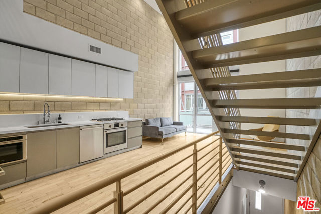 3450 Cahuenga Boulevard, Los Angeles CA: https://media.crmls.org/mediaz/9d4cd258-04c0-4c48-aa75-4d8369143a7d.jpg
