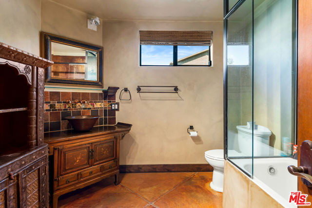 667 Santa Clara Avenue, Venice CA: https://media.crmls.org/mediaz/9d4d3104-9cde-4079-b1f0-05fa0a326804.jpg
