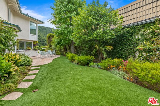17152 Avenida De Santa Ynez, Pacific Palisades CA: https://media.crmls.org/mediaz/9d4dcfba-18df-4459-b224-51cf1f921fad.jpg