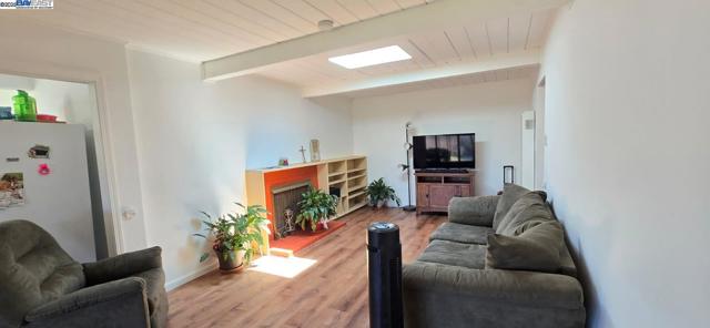 609 Banks Dr, Richmond CA: https://media.crmls.org/mediaz/9d4e0b66-d867-4f60-8b5a-dab3c89aa3f8.jpg