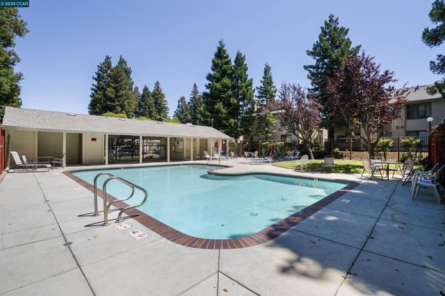 802 Dover, Hercules CA: https://media.crmls.org/mediaz/9d4e1bd5-7c15-429e-87a0-1181028d83f9.jpg