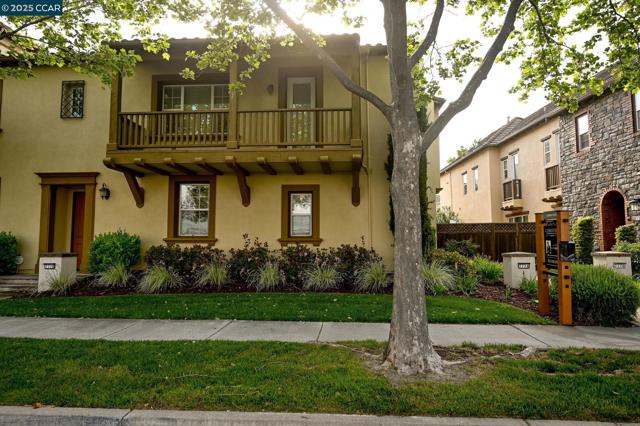 7774 Stoneleaf Rd, San Ramon CA: https://media.crmls.org/mediaz/9d4eb292-8c12-41c7-b1ca-84ddf5bb344d.jpg