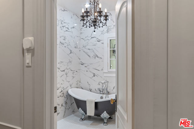 809 S Muirfield Road, Los Angeles CA: https://media.crmls.org/mediaz/9d4eb888-473b-4076-af8d-496bd003ac8e.jpg