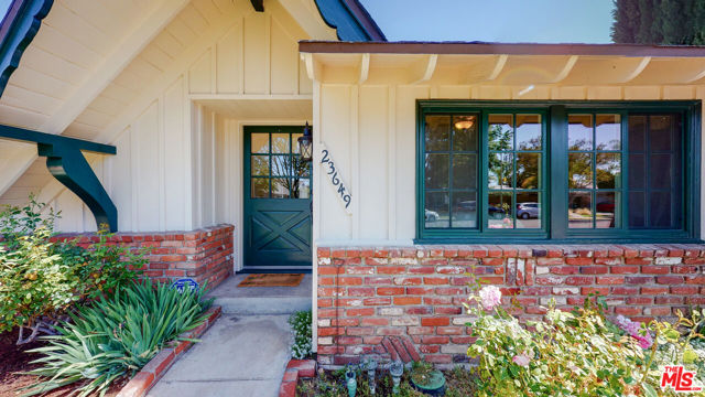 23649 AETNA Street photo 2