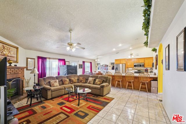 16185 Viho Road, Apple Valley CA: https://media.crmls.org/mediaz/9d50f5e0-6143-4b69-99b7-c7b8644b60d3.jpg