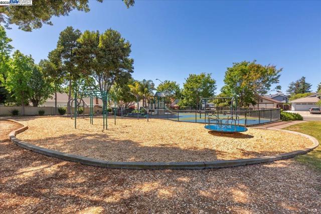 32948 Soquel St, Union City CA: https://media.crmls.org/mediaz/9d5152b0-cece-4a3d-b35f-614f03c6589b.jpg
