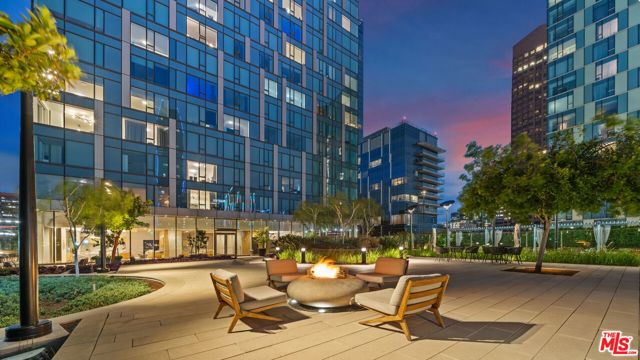 889 Francisco Street, Los Angeles CA: https://media.crmls.org/mediaz/9d516a5a-2559-4724-aab7-13edb48d50f2.jpg