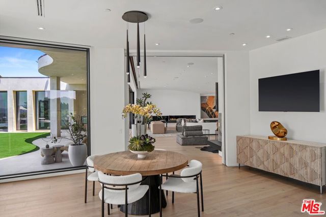 455 Castle Place, Beverly Hills CA: https://media.crmls.org/mediaz/9d5205b8-31c3-4a58-b6b2-f6fc6386fdde.jpg