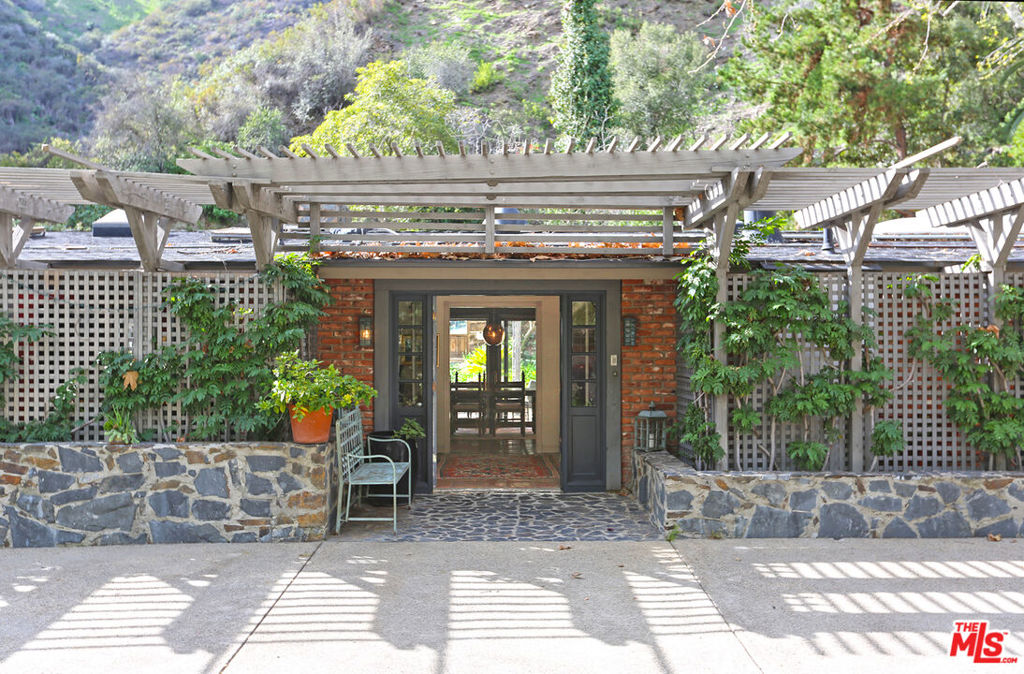 2673 Mandeville Canyon Road