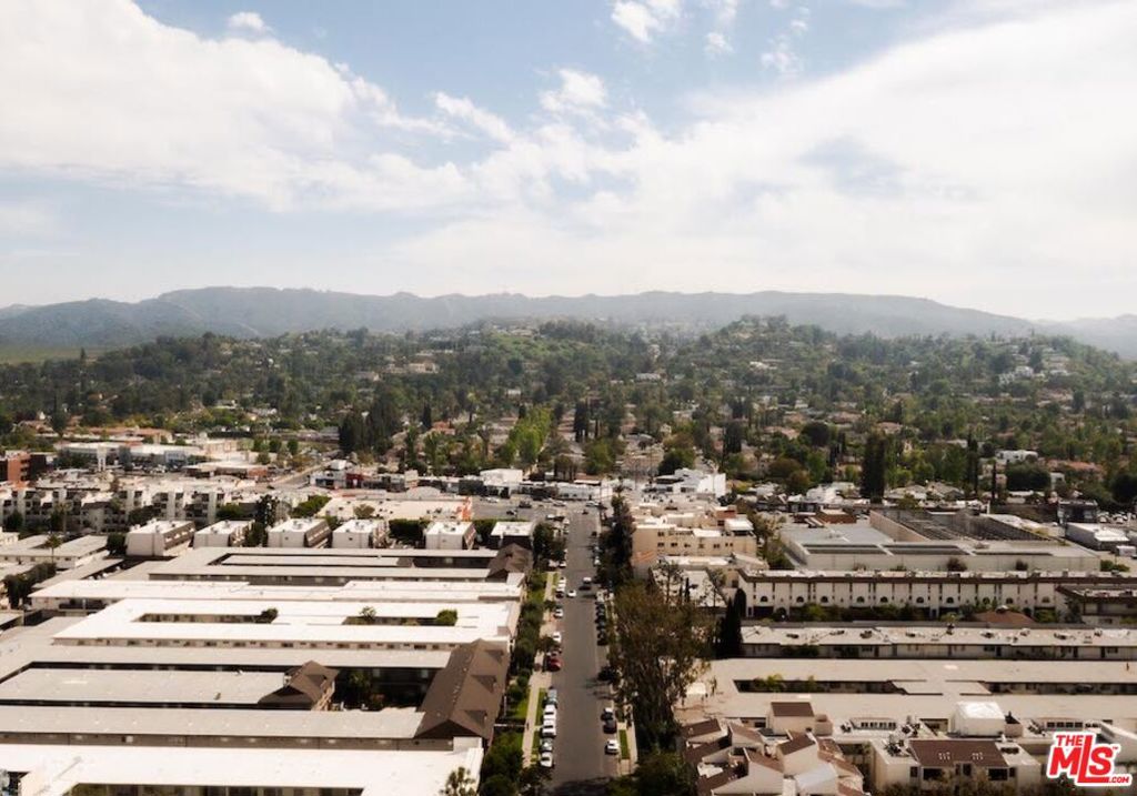 https://media.crmls.org/mediaz/9d5306bf-ab2d-4469-b1b1-8b88e3d262dd.jpg?preset=X-Large