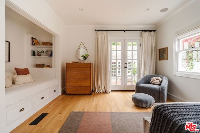 226 N Arden Boulevard, Los Angeles CA: https://media.crmls.org/mediaz/9d53b34c-4b09-4685-b33c-da8eeed6c24b.jpg