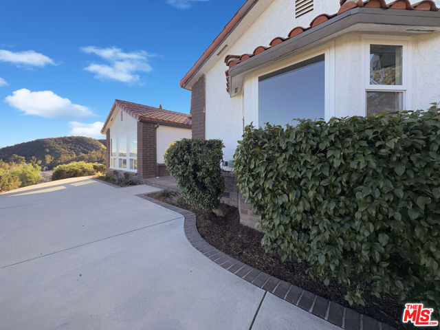 23910 Jensen Drive, West Hills CA: https://media.crmls.org/mediaz/9d55cf66-2bc5-4333-8233-8fdf4665d805.jpg