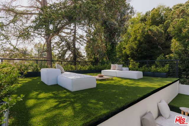 260 S Canyon View Drive, Los Angeles CA: https://media.crmls.org/mediaz/9d560f4f-6baf-4ebd-bb32-c90a40bece48.jpg