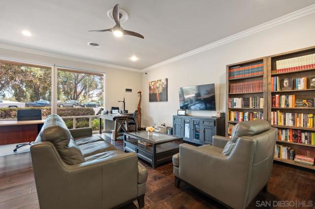8874 La Jolla Scenic Dr N, La Jolla CA: https://media.crmls.org/mediaz/9d561cd3-1f97-4c02-97ae-5a11cac64b38.jpg