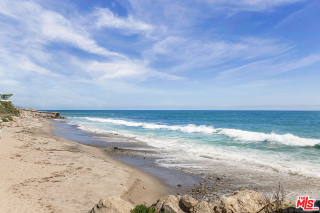 11770 Pacific Coast Highway, Malibu CA: https://media.crmls.org/mediaz/9d5658fe-5bd9-4f37-ad73-f9ffd356e791.jpg