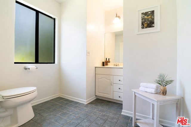 745 25th Street, Santa Monica CA: https://media.crmls.org/mediaz/9d56c93e-9551-486e-bacc-7d86595bac54.jpg