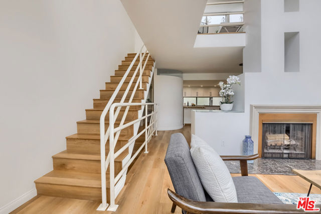 821 BAY Street, C5 photo 3