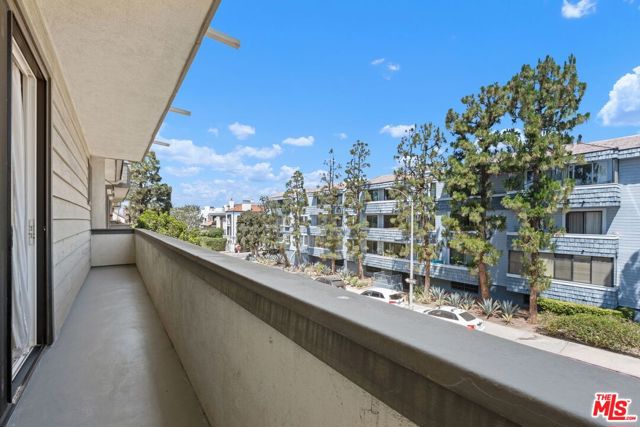 306 Bora Bora Way, Marina del Rey CA: https://media.crmls.org/mediaz/9d578ea6-ef65-4df4-bcb6-c5cc498354c1.jpg