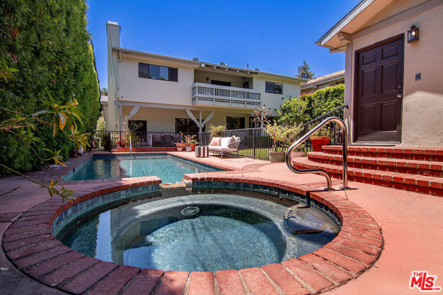 745 25th Street, Santa Monica CA: https://media.crmls.org/mediaz/9d57f1ac-b0df-433e-86ce-e5a53368aef3.jpg