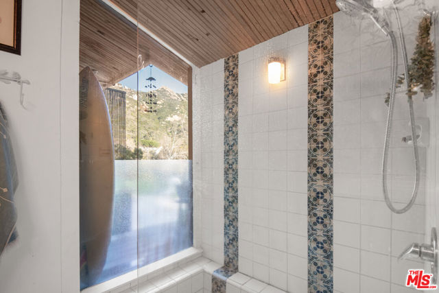 886 Camino Colibri, Calabasas CA: https://media.crmls.org/mediaz/9d58a104-69e1-413e-99c5-20f780ad6569.jpg