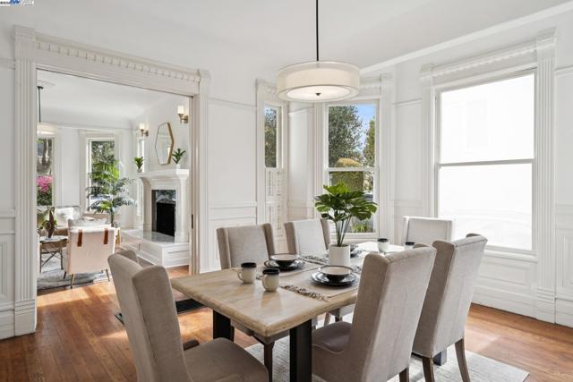 2120 Encinal Ave, Alameda CA: https://media.crmls.org/mediaz/9d58cf2c-054c-4d33-9193-57e5f44ab0b1.jpg