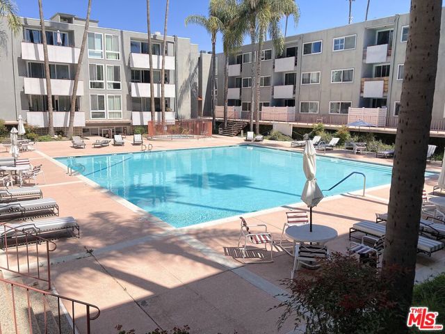 4915 Tyrone Avenue, Sherman Oaks CA: https://media.crmls.org/mediaz/9d5916cf-c517-479d-b9f8-e67a38c9985f.jpg