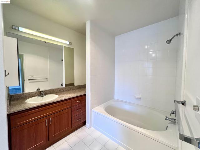 5855 Horton St, Emeryville CA: https://media.crmls.org/mediaz/9d59604a-9719-479e-8f08-79593da703af.jpg