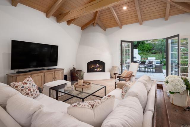 15807 Puerta Del Sol, Rancho Santa Fe CA: https://media.crmls.org/mediaz/9d599a3c-ec00-444a-a46d-38886b072662.jpg