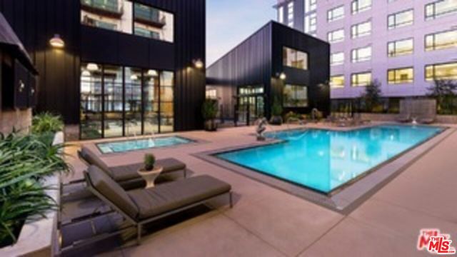695 S Santa Fe Avenue, Los Angeles CA: https://media.crmls.org/mediaz/9d5b1a8d-cec9-400f-b29e-d6d4562b1d40.jpg